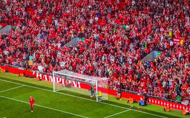 Anfield fotballstadion med publikum på tribunen og en spiller på banen